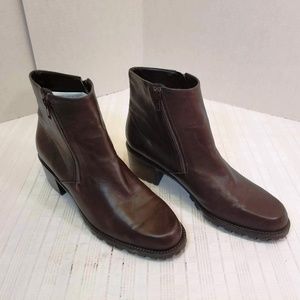NWOB. Bandolino Iverson Leather ankle boots 8.5M